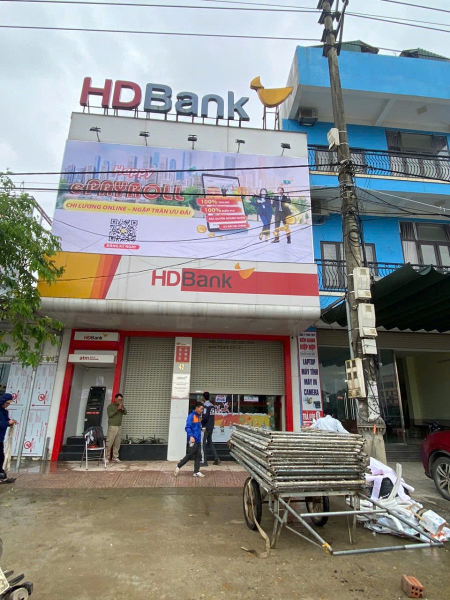 Trang trí bảng hiệu làm đẹp cho hệ thống ngân hàng HDBank tại tỉnh Quảng Bình